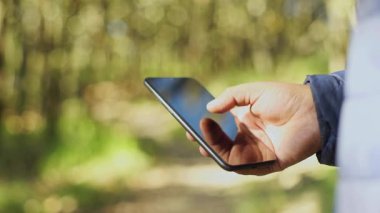 Arka planda akıllı telefonu olan genç adam, kapat.