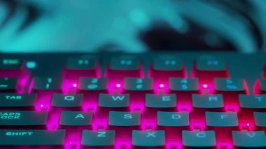 Işık efektli bilgisayar klavyesi