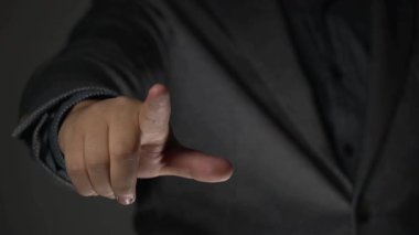 İş adamı boş ekranını gösteriyor, yakın plan