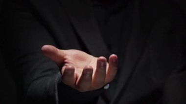 Siyah takım elbiseli iş adamı.