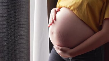 Evde hamile bir kadın var.