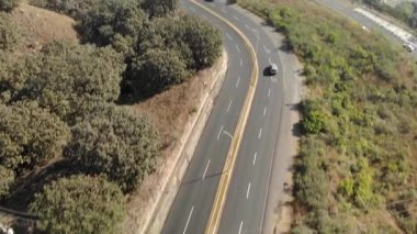 Arabaları ve arabaları olan şehir manzarası