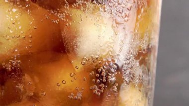 Buzun üzerinde bir bardakta birayı kapat..