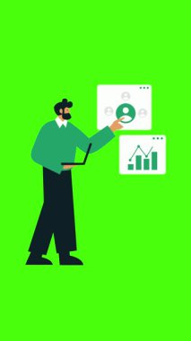 Yeşil ekranın arkasında bilgisayarı ve dizüstü bilgisayarı olan bir iş adamı..