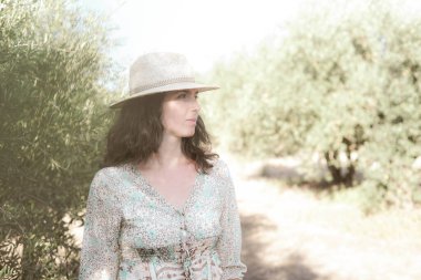 Çiçekli şapkalı kadın.