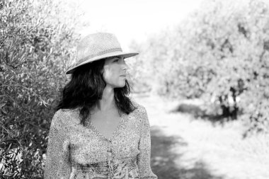 Parktaki Genç Kadın