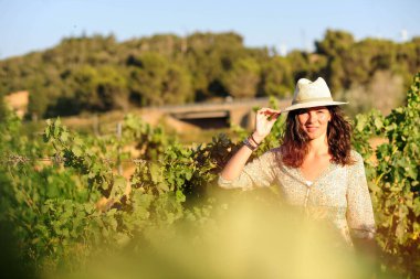 Üzüm bağında mutlu bir kadın