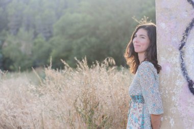 Yüzünde gülümseme olan bir kız