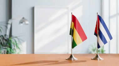 Masanın üzerinde Bolivya ve Kupa Bayrakları