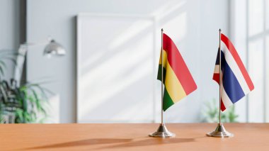 Masanın üzerinde Bolivya ve Tayland Bayrakları