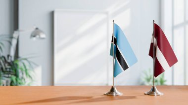 Masanın üzerinde BOTSWAN VE LATVIA BALIKLARI