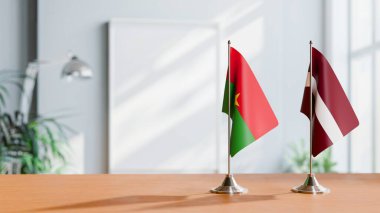 Masanın üzerinde Burkina-Faso ve LATVIA 'nın bayrağı