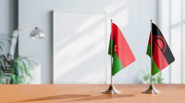 Masanın üzerinde Burkina-Faso ve Malavi bayrağı
