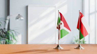 Masanın üzerinde BURUNDI VE OMAN BLAGLARI