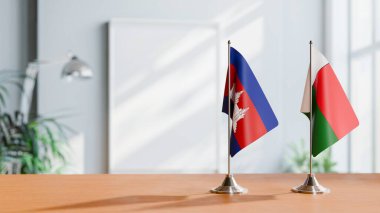 Masanın üzerinde CAMBODIA VE MADAGASAR BALIKLARI