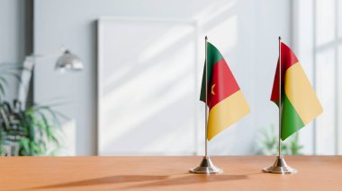 Masanın üzerinde CAMEROON VE GİNEA-BISSAU FLAKLARI