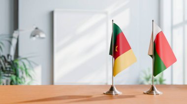 Masanın üzerinde CAMEROON VE MADAGASAR BALIKLARI