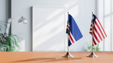 Masanın üzerinde Kaptan Verde ve Liberia 'nın bayrakları