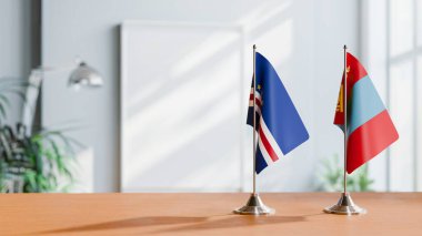 Masanın üzerinde Cappe Verde ve Moğolistan bayrağı