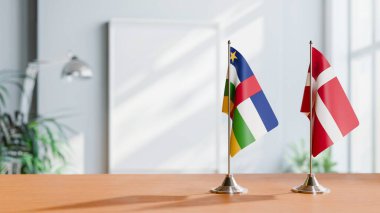 CENTRAL Afrika Cumhuriyeti 'nin bayrağı ve DENMARK' ın Masa Üzerinde