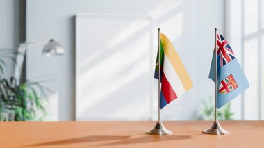 Masanın üzerinde Komorolar ve FIJI 'nin bayrağı