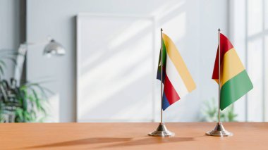 Masanın üzerinde Komorolar ve Guinea Bayrakları