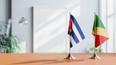 Masanın üzerinde Kongo R ve KUBA 'nın bayrağı