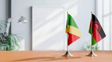 Masanın üzerinde Kongo R ve Malavi 'nin Bayrakları