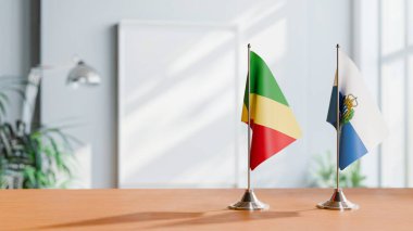 Masanın üzerinde Kongo R ve SAN MARINO 'nun bayrağı
