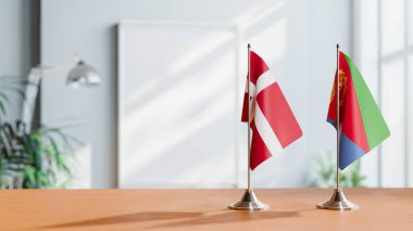 Masanın üzerinde DENMARK VE ERITREA BALIKLARI