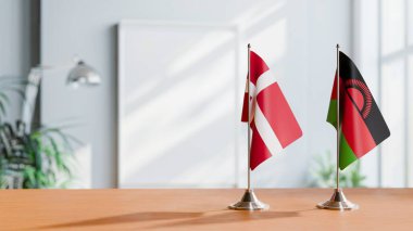Masanın üzerinde Danmark ve Malavi 'nin bayrağı