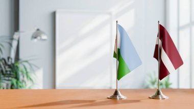 Masanın üzerinde DJIBOUTI ve LATVIA 'nın bayrağı