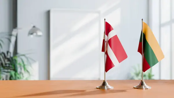 Tablonun üzerinde Danimarka ve Litvanya Bayrakları