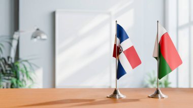 DOMINİKA 'NIN BALIKLARI VE MADAGASKAR Masanın üzerinde