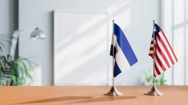 El Salvador ve Liberia 'nın bayrağı masanın üstünde.