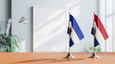 El Salvador ve Netherlands 'ın bayrakları Masanın üzerinde