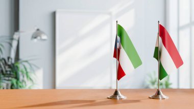 Eşitlikçi Guinea bayrağı ve Masanın Üzerinde AÇIK