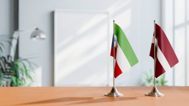 Eşitlikçi Guinea bayrağı ve Masanın Üzerinde LATVIA