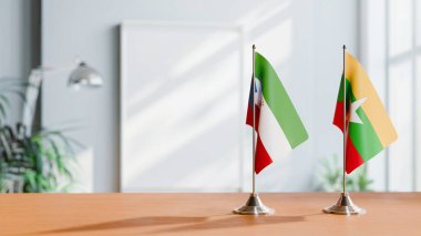 Eşitlikçi Guinea bayrağı ve Masanın Üzerinde MYANMAR