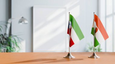 Eşitlikçi Guinea bayrağı ve Masa Üzerinde Nijer