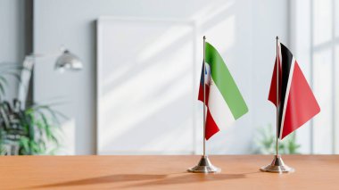 Eşitlikçi Guinea 'nın bayrağı ve Masa Üzerinde Geçit