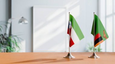 Eşitlikçi Guinea ve Masanın Üzerinde ZAMBIA Bayrakları