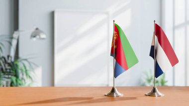 Masanın üzerinde ERITREA VE NETHERLANLAR BALIKLARI