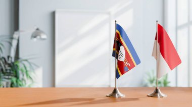 ESWATINI VE Masanın Üzerinde Monako 'nun bayrağı