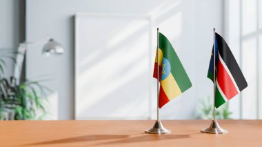 Etopik ve Güney Sudan 'ın bayrağı masanın üzerinde.