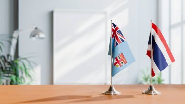 Masanın üzerinde FIJI ve THAILAND 'ın bayrağı