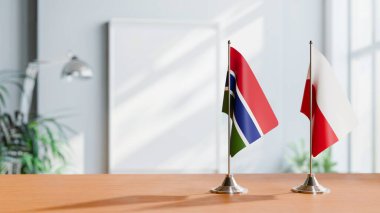 Masanın üzerinde GAMBİA VE POLAND BLAKLARI