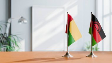 Masanın üzerinde Guinea-BISSAU ve Malavi bayrağı