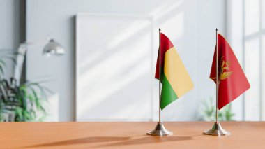 Masanın üzerinde Guinea-BISSAU ve Montenegro bayrakları