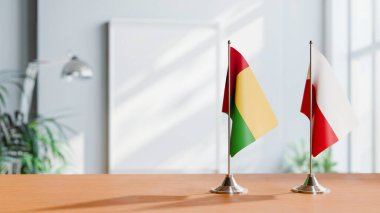 Masanın üzerinde Guinea-BISSAU ve POLAND BLAKLARI